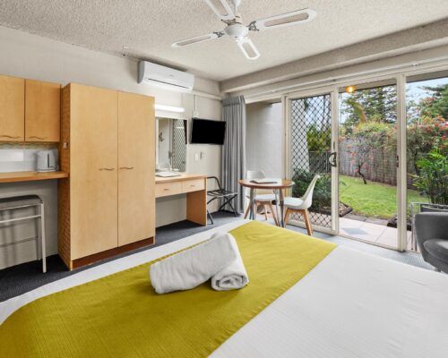 standard-queen-room-01-yamba (3)